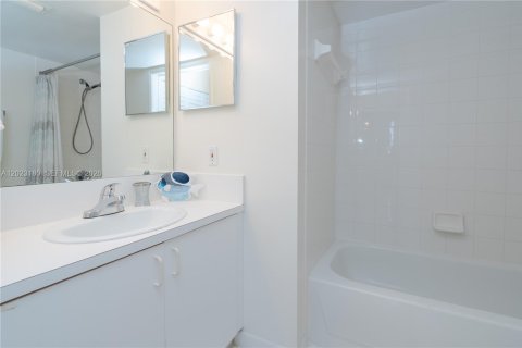 Condo in Aventura, Florida, 2 bedrooms  № 2188703 - photo 13