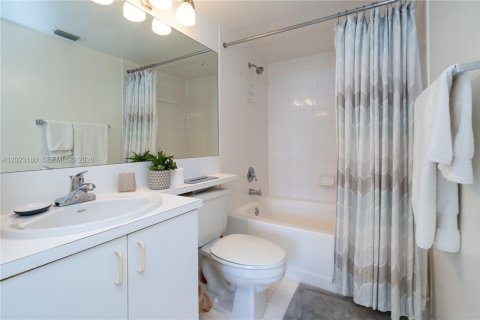 Condo in Aventura, Florida, 2 bedrooms  № 2188703 - photo 11