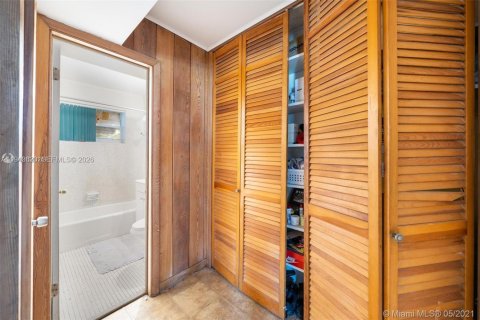 Villa ou maison à louer à Miami, Floride: 2 chambres, 69.12 m2 № 2000533 - photo 12