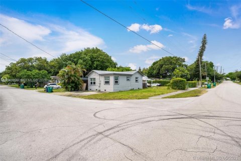Villa ou maison à louer à Miami, Floride: 2 chambres, 69.12 m2 № 2000533 - photo 2