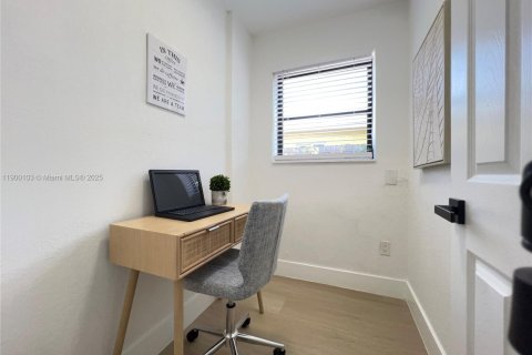 House in Fort Lauderdale, Florida 4 bedrooms, 142.51 sq.m. № 1953643 - photo 30