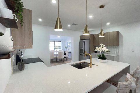 House in Fort Lauderdale, Florida 4 bedrooms, 142.51 sq.m. № 1953643 - photo 9