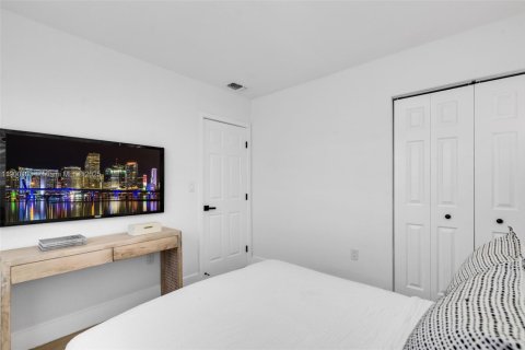 House in Fort Lauderdale, Florida 4 bedrooms, 142.51 sq.m. № 1953643 - photo 21