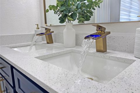 House in Fort Lauderdale, Florida 4 bedrooms, 142.51 sq.m. № 1953643 - photo 23