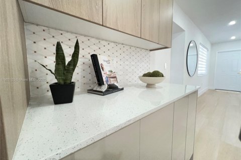 House in Fort Lauderdale, Florida 4 bedrooms, 142.51 sq.m. № 1953643 - photo 14