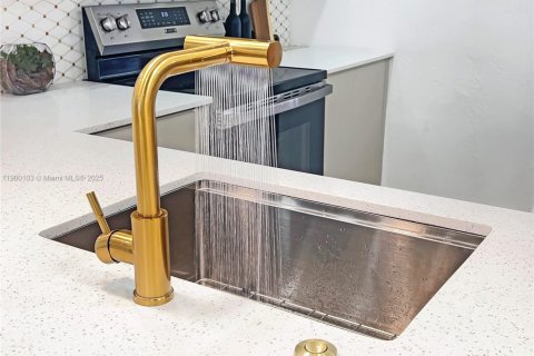 House in Fort Lauderdale, Florida 4 bedrooms, 142.51 sq.m. № 1953643 - photo 11