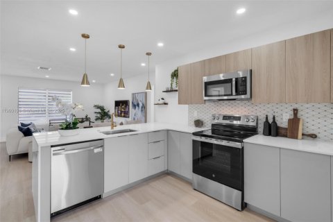 House in Fort Lauderdale, Florida 4 bedrooms, 142.51 sq.m. № 1953643 - photo 7