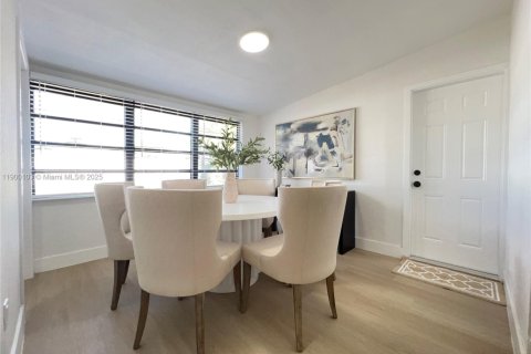 House in Fort Lauderdale, Florida 4 bedrooms, 142.51 sq.m. № 1953643 - photo 15