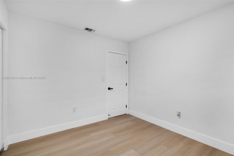 House in Fort Lauderdale, Florida 4 bedrooms, 142.51 sq.m. № 1953643 - photo 25