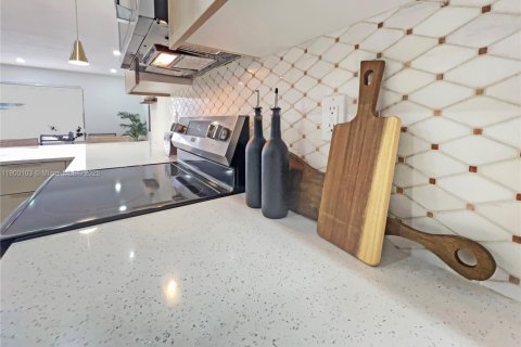 House in Fort Lauderdale, Florida 4 bedrooms, 142.51 sq.m. № 1953643 - photo 13