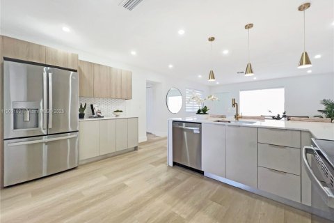 House in Fort Lauderdale, Florida 4 bedrooms, 142.51 sq.m. № 1953643 - photo 8