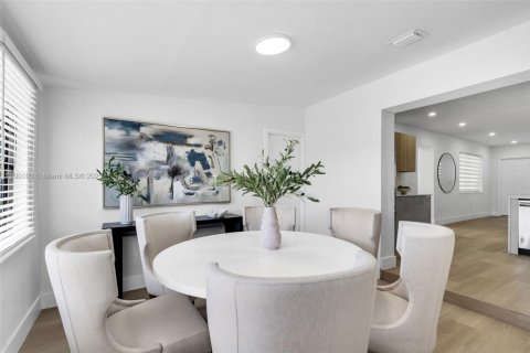 House in Fort Lauderdale, Florida 4 bedrooms, 142.51 sq.m. № 1953643 - photo 16