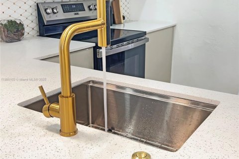 House in Fort Lauderdale, Florida 4 bedrooms, 142.51 sq.m. № 1953643 - photo 10