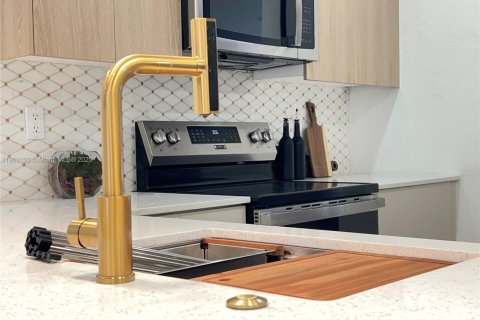 House in Fort Lauderdale, Florida 4 bedrooms, 142.51 sq.m. № 1953643 - photo 12