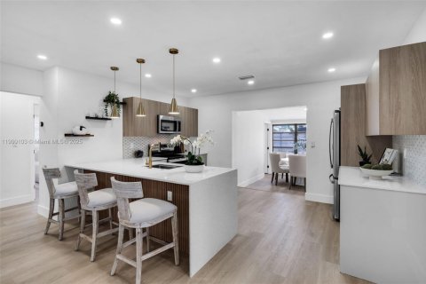 House in Fort Lauderdale, Florida 4 bedrooms, 142.51 sq.m. № 1953643 - photo 6