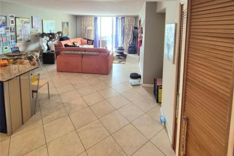 Купить кондоминиум в Холливуд, Флорида 2 спальни, 117.99м2, № 1957897 - фото 7