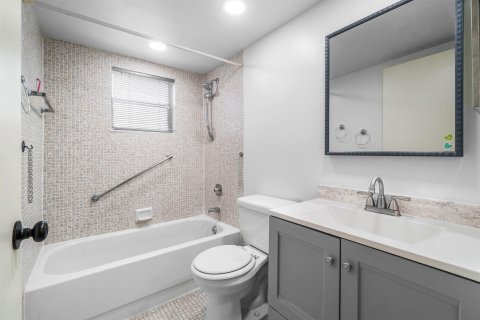 Condo in Delray Beach, Florida, 2 bedrooms  № 2389684 - photo 13
