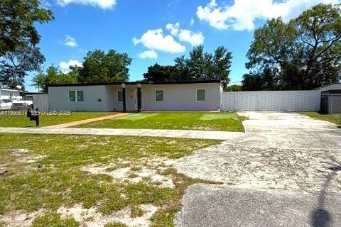 Casa en venta en Miami Gardens, Florida, 4 dormitorios, 173.82 m2 № 2058055 - foto 4