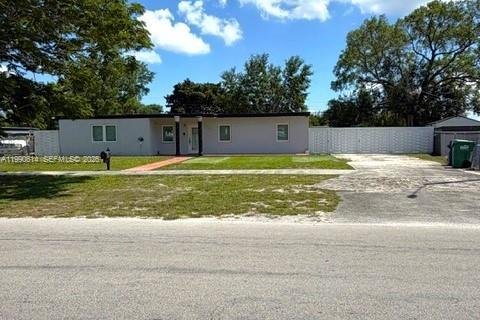 Casa en venta en Miami Gardens, Florida, 4 dormitorios, 173.82 m2 № 2058055 - foto 2