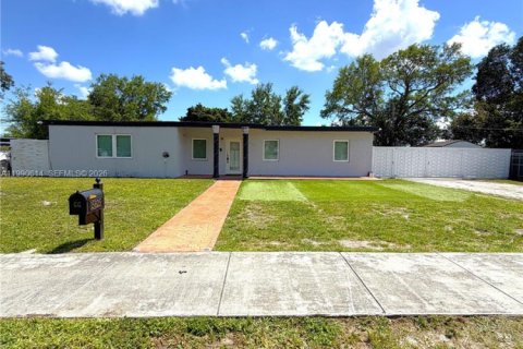 Casa en Miami Gardens, Florida 4 dormitorios, 173.82 m2 № 2058055