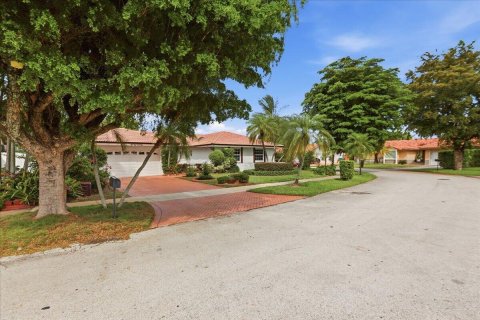 Villa ou maison à louer à Hialeah, Floride: 3 chambres, 206.34 m2 № 2178580 - photo 2