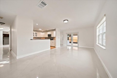 Villa ou maison à louer à Hialeah, Floride: 3 chambres, 206.34 m2 № 2178580 - photo 11