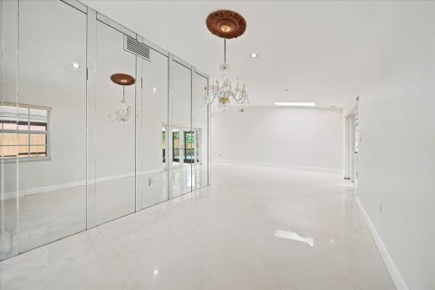 Villa ou maison à louer à Hialeah, Floride: 3 chambres, 206.34 m2 № 2178580 - photo 9