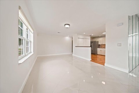 Villa ou maison à louer à Hialeah, Floride: 3 chambres, 206.34 m2 № 2178580 - photo 10