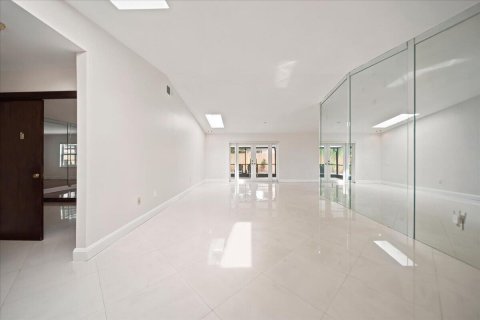 Villa ou maison à louer à Hialeah, Floride: 3 chambres, 206.34 m2 № 2178580 - photo 6