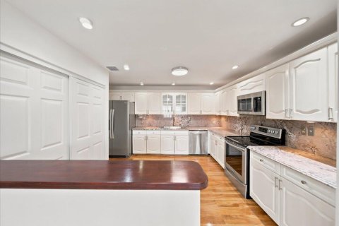 Villa ou maison à louer à Hialeah, Floride: 3 chambres, 206.34 m2 № 2178580 - photo 12