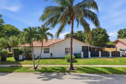 Villa ou maison à louer à Hialeah, Floride: 3 chambres, 206.34 m2 № 2178580 - photo 4