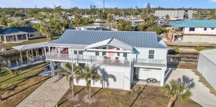 Casa en Port Charlotte, Florida 2 dormitorios, 149.76 m2 № 1566884