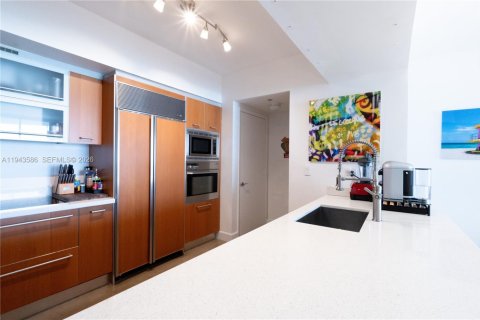 Condo in Miami Beach, Florida, 2 bedrooms  № 2059945 - photo 4