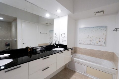 Condo in Miami Beach, Florida, 2 bedrooms  № 2059945 - photo 9