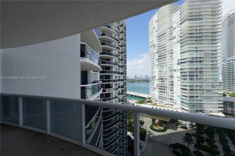 Condo in Miami Beach, Florida, 2 bedrooms  № 2059945 - photo 16