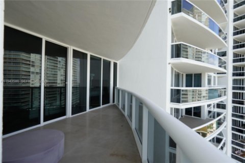 Condo in Miami Beach, Florida, 2 bedrooms  № 2059945 - photo 14