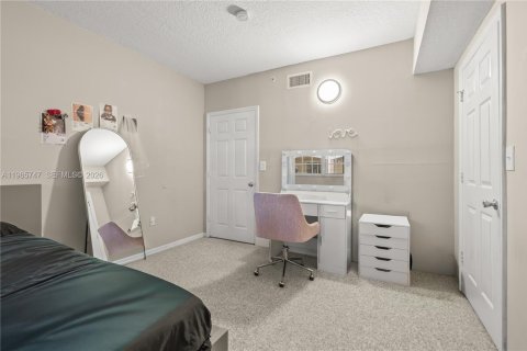 Condo in Pembroke Pines, Florida, 3 bedrooms № 2030797 - photo 12