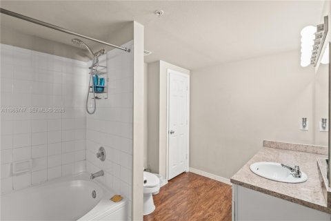 Condo in Pembroke Pines, Florida, 3 bedrooms № 2030797 - photo 14