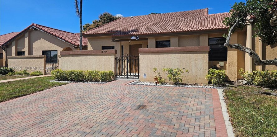 Таунхаус в Хайалиа, Флорида 2 спальни, 99.5м2 № 2036010