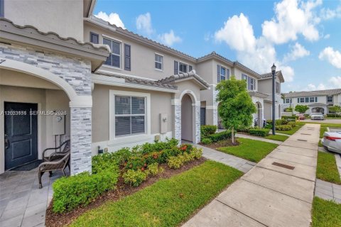 Touwnhouse à louer à Homestead, Floride: 3 chambres, 123.37 m2 № 2088272 - photo 4