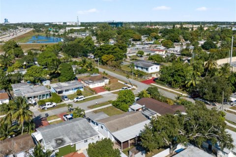 Villa ou maison à vendre à Hollywood, Floride: 3 chambres, 89.19 m2 № 1974880 - photo 28