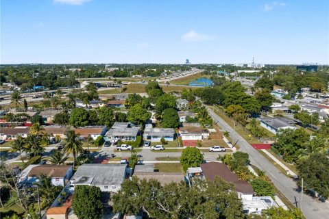 Villa ou maison à vendre à Hollywood, Floride: 3 chambres, 89.19 m2 № 1974880 - photo 30