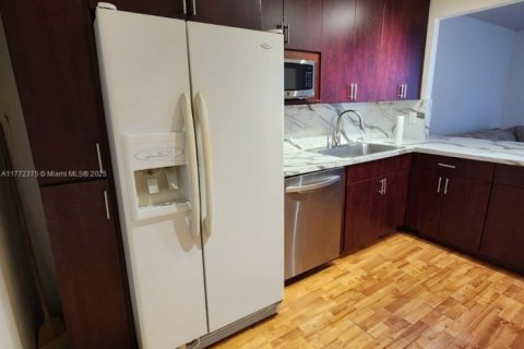 Condo in Miami, Florida, 1 bedroom  № 1697943 - photo 2