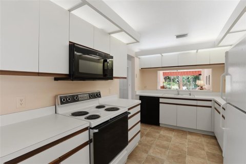 House in Sarasota, Florida 2 bedrooms, 121.98 sq.m. № 2096220 - photo 22