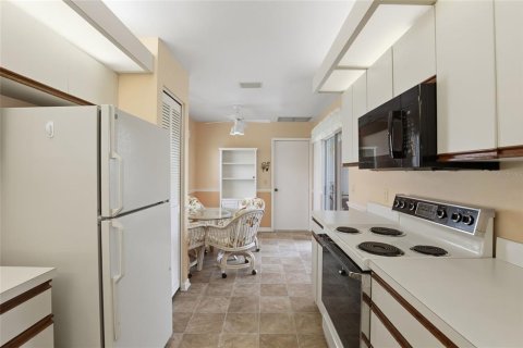 House in Sarasota, Florida 2 bedrooms, 121.98 sq.m. № 2096220 - photo 23