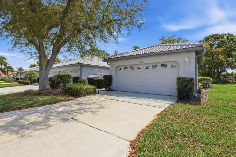 House in Sarasota, Florida 2 bedrooms, 121.98 sq.m. № 2096220 - photo 2