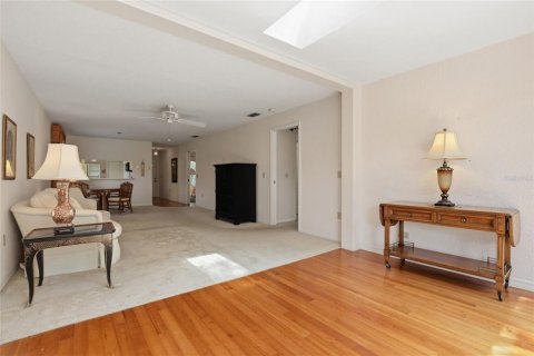 House in Sarasota, Florida 2 bedrooms, 121.98 sq.m. № 2096220 - photo 12