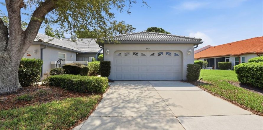 House in Sarasota, Florida 2 bedrooms, 121.98 sq.m. № 2096220