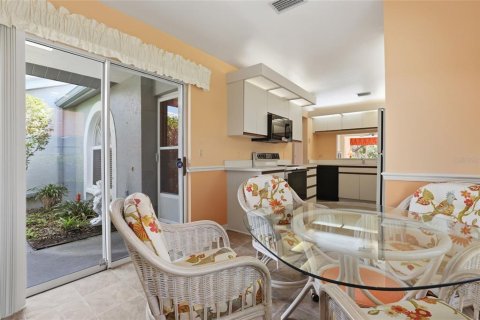 House in Sarasota, Florida 2 bedrooms, 121.98 sq.m. № 2096220 - photo 16