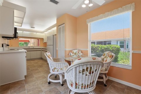 House in Sarasota, Florida 2 bedrooms, 121.98 sq.m. № 2096220 - photo 11